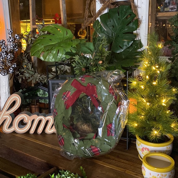 Pottery Barn Kids Whimsical and Festive Plaid Felt Wreath Decor - Picture 11 of 14